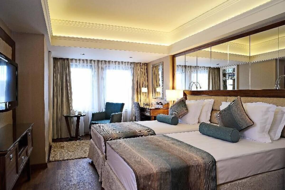 Luxe beddengoed, een minibar, een kluis op de kamer, een bureau
