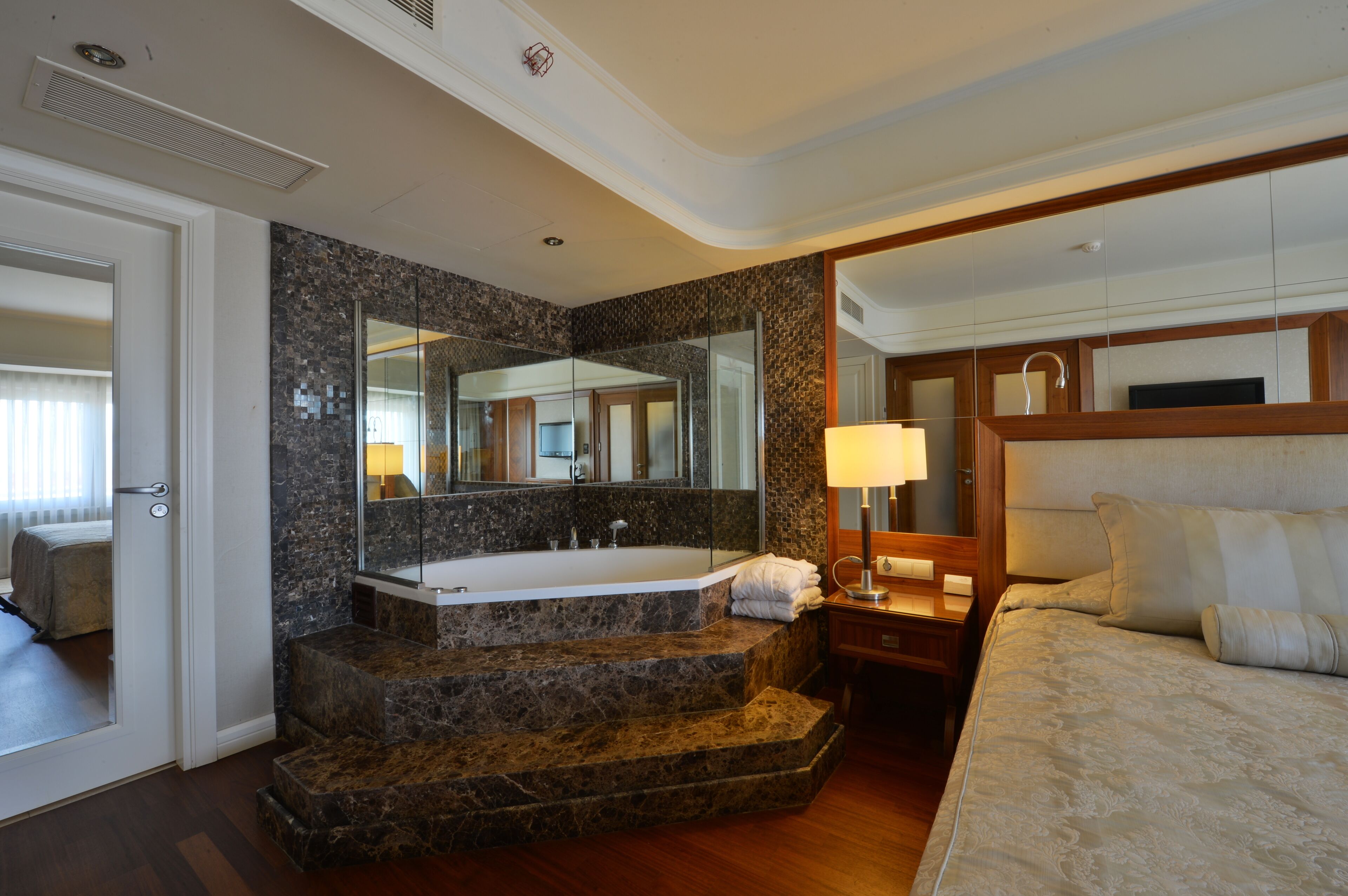 executive suite | premium bedding, minibar, in-room safe, desk