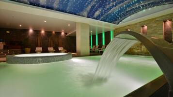 2 binnenzwembaden, ligstoelen bij het zwembad