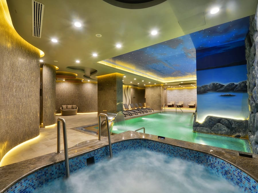 Couples treatment room(s), sauna, hot tub, steam room