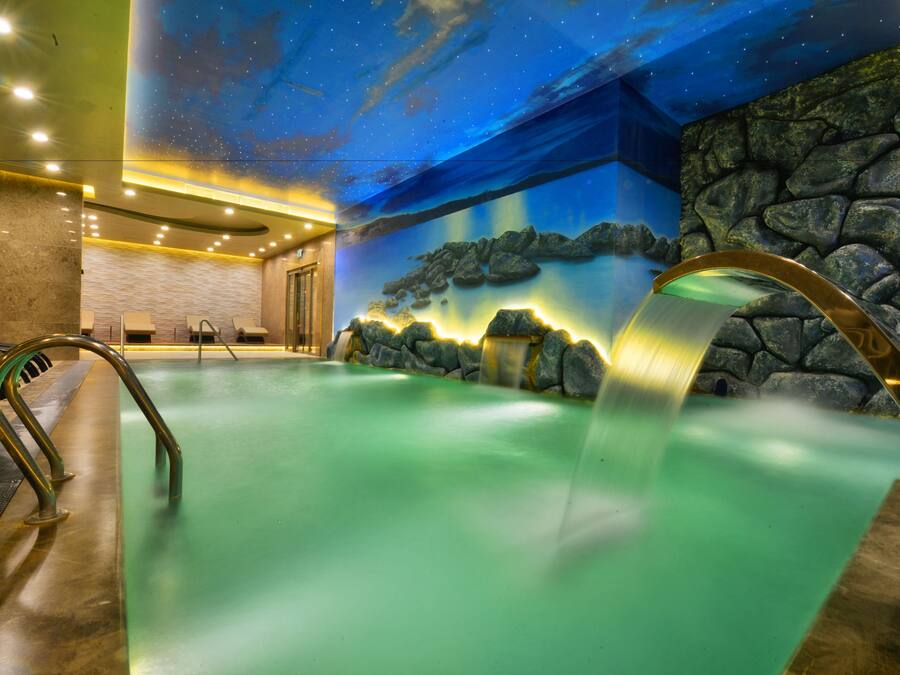 Couples treatment room(s), sauna, hot tub, steam room