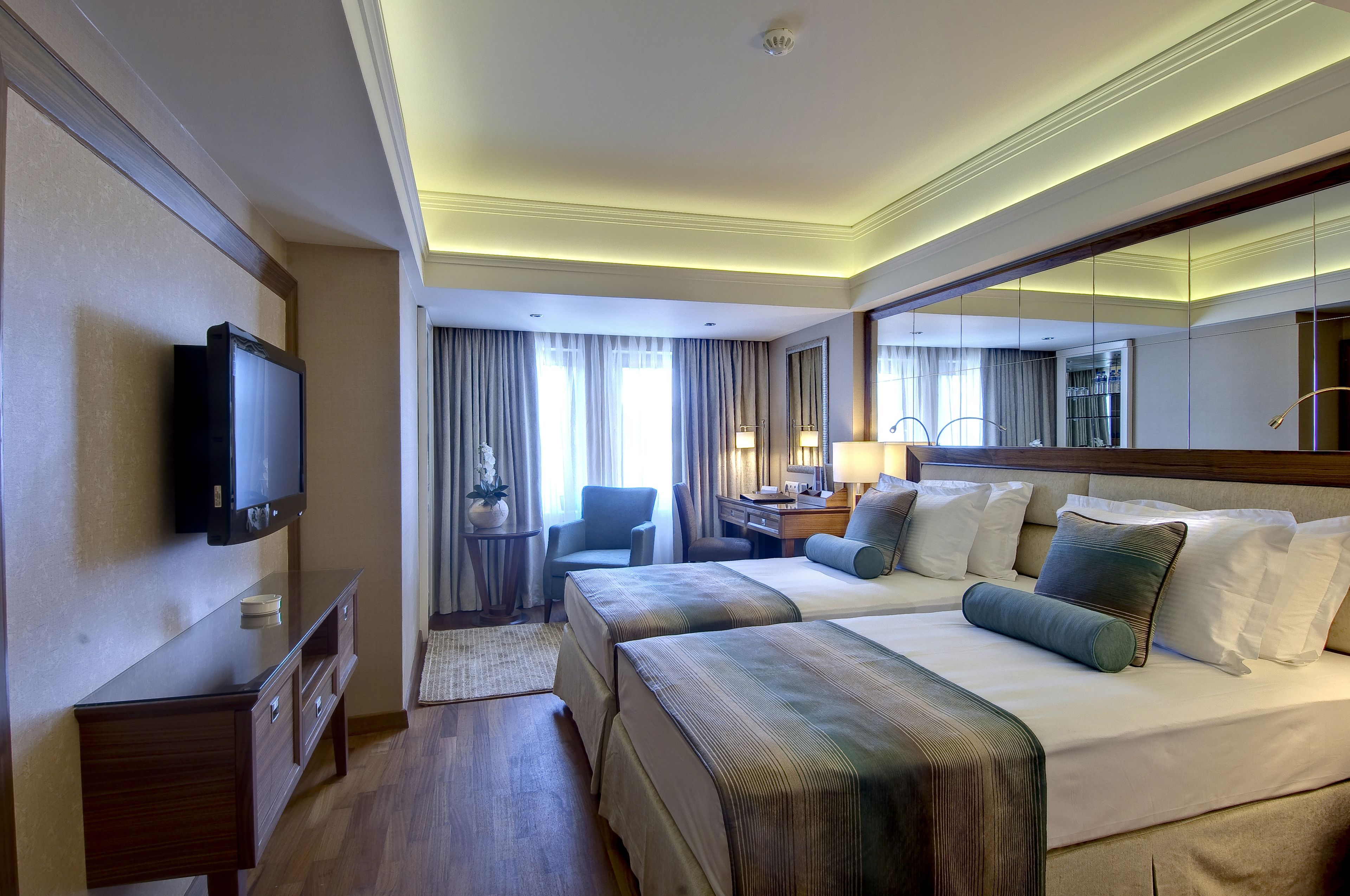 standard room | premium bedding, minibar, in-room safe, desk