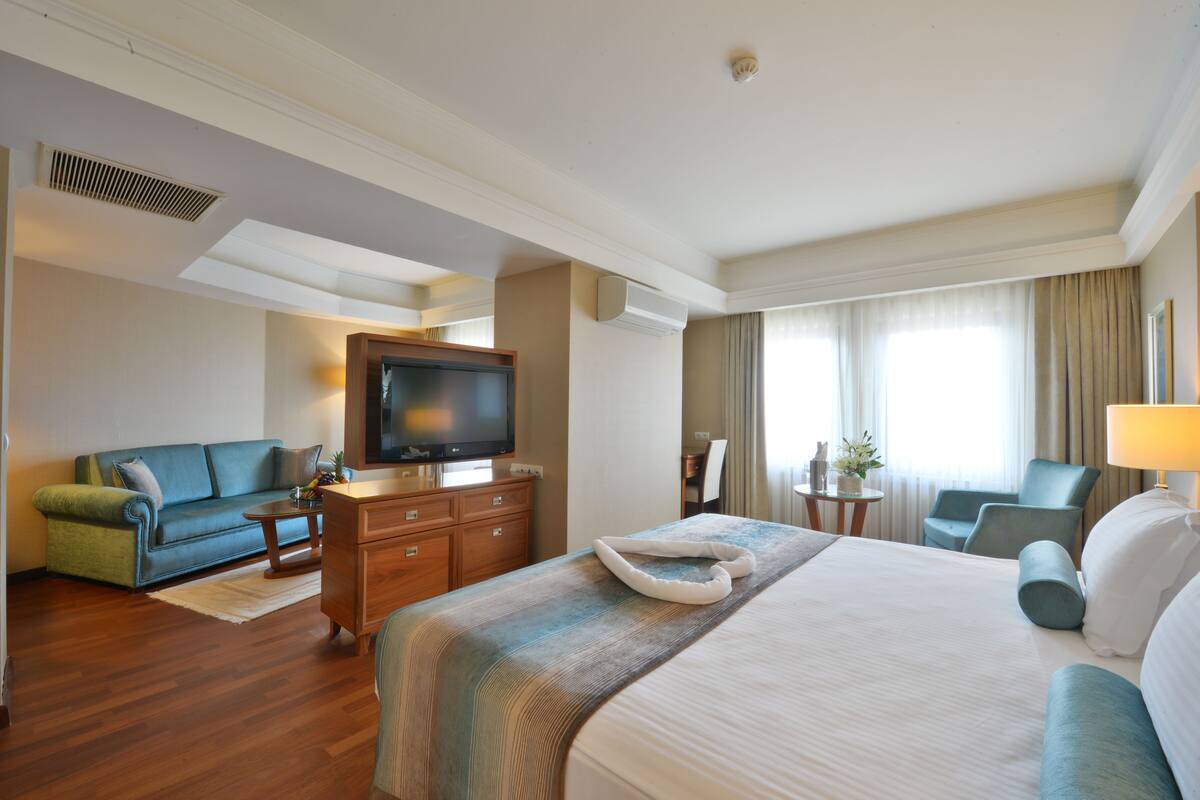 Junior suite | Luxe beddengoed, een minibar, een kluis op de kamer, een bureau