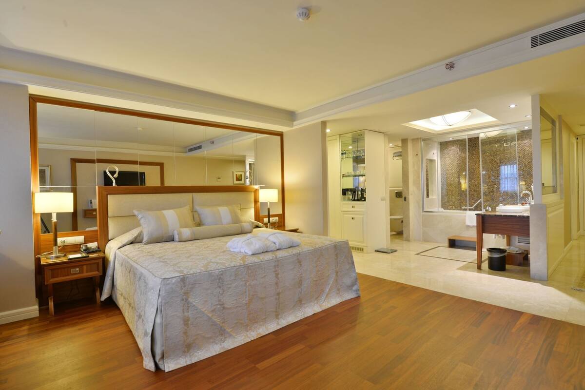 Premium bedding, minibar, in-room safe, desk