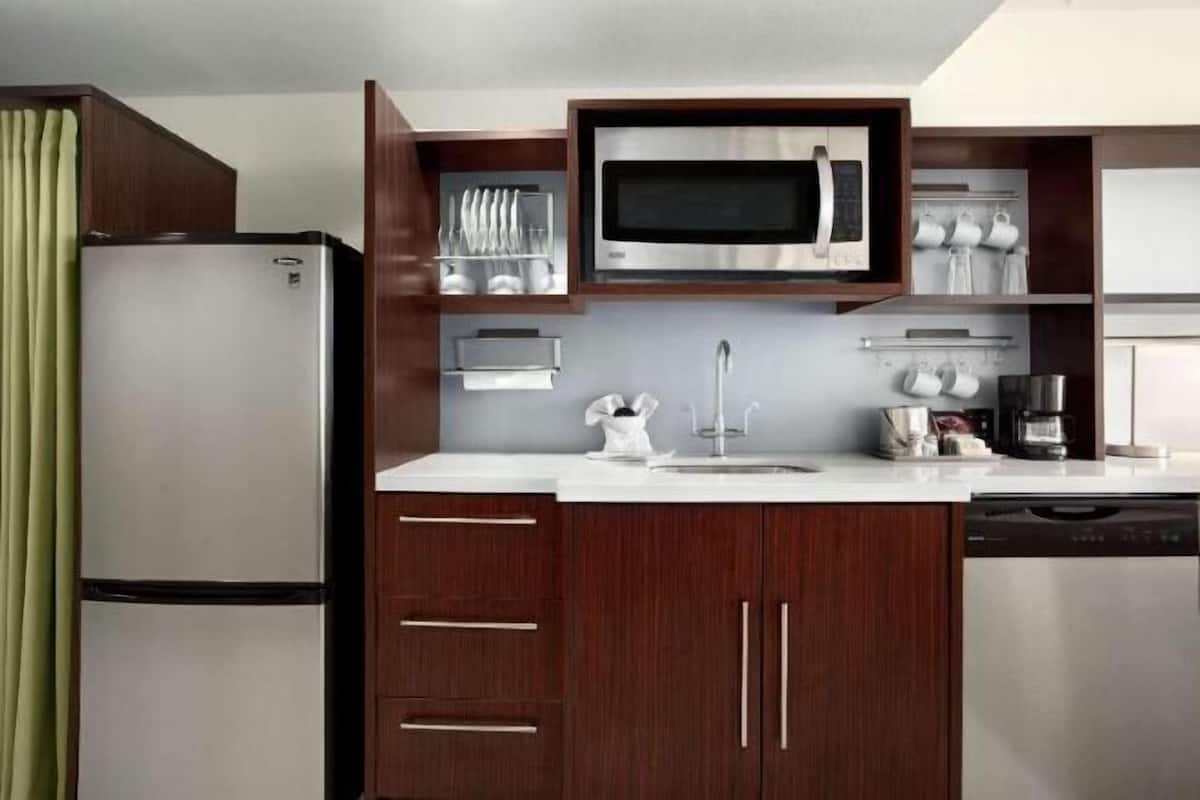 Full-size fridge, microwave, dishwasher, coffee/tea maker