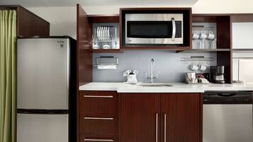 Grand réfrigérateur, micro-ondes, lave-vaisselle, cafetiÚre/bouilloire