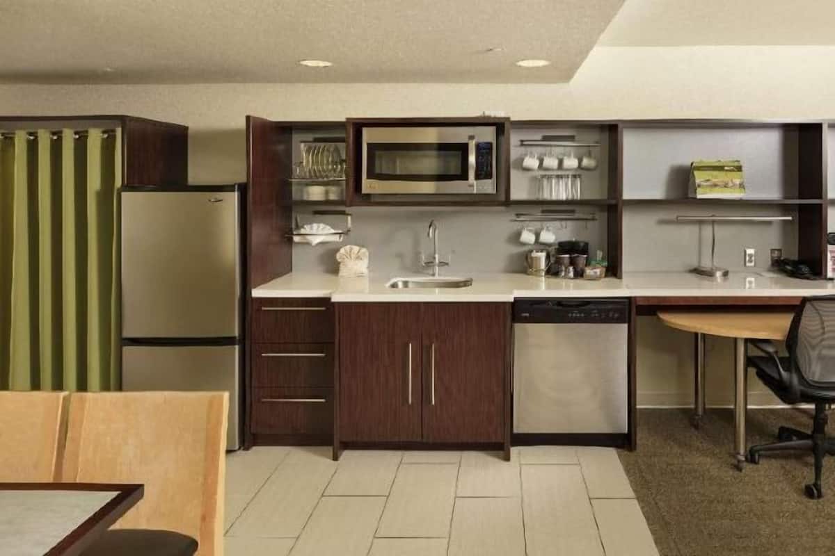 Cuisine privée | Réfrigérateur grande capacité avec congélateur, four à micro-ondes