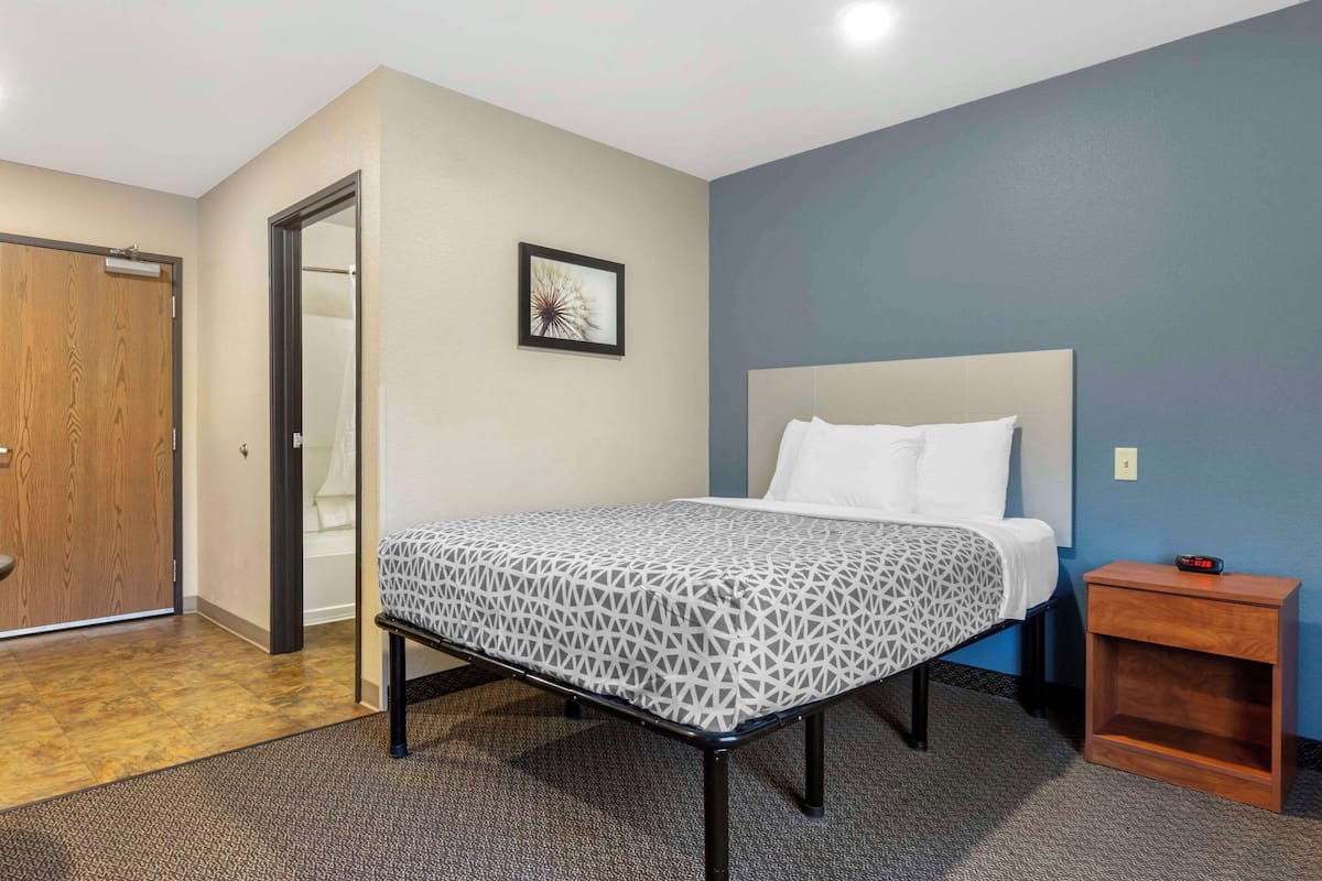 Desk, iron/ironing board, free WiFi, bed sheets