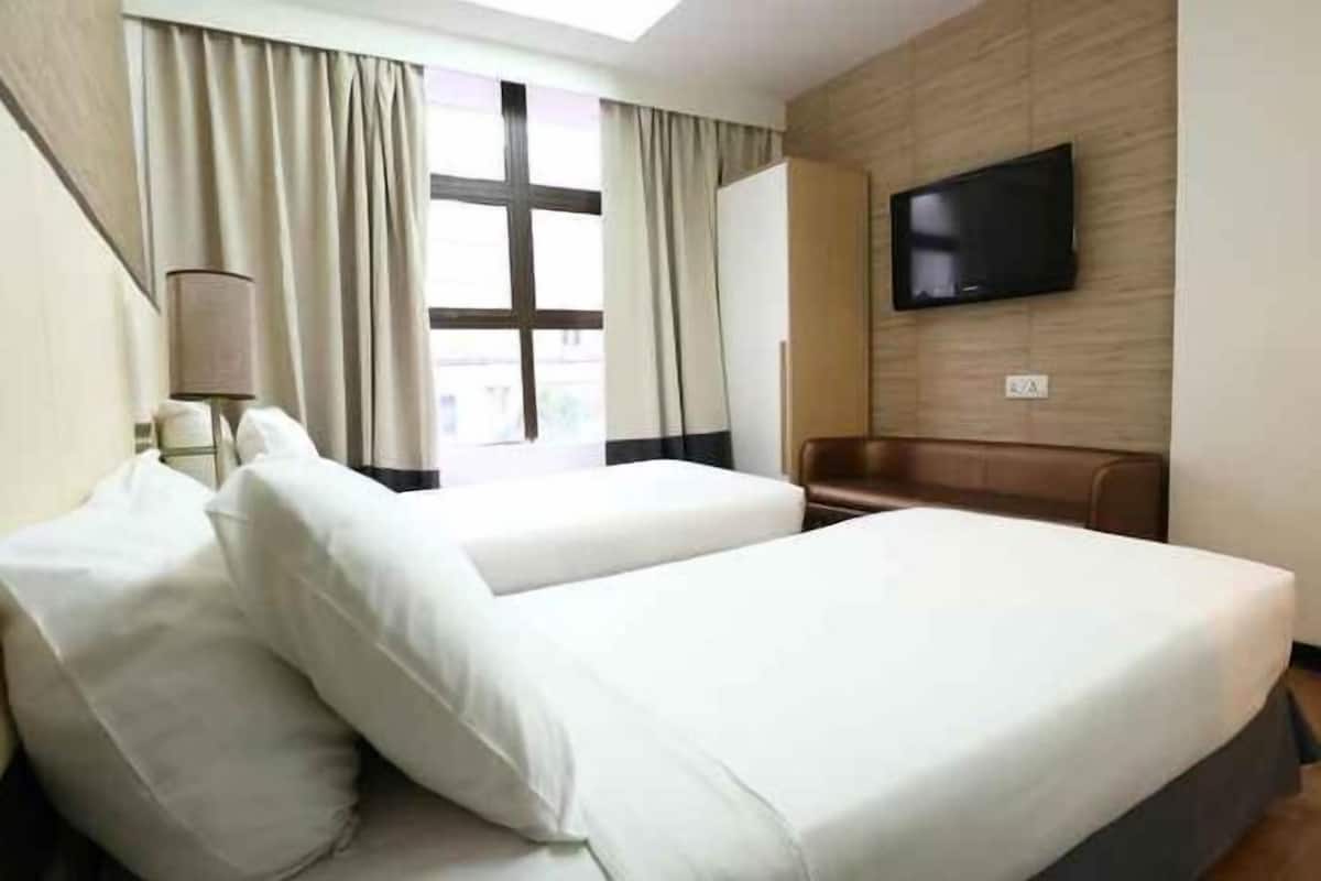 1 Schlafzimmer, Zimmersafe, Schreibtisch, laptopgeeigneter Arbeitsplatz