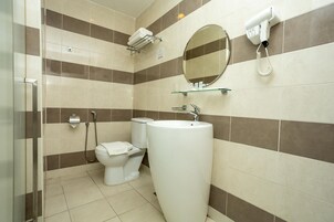 Shower, rainfall showerhead, free toiletries, hair dryer