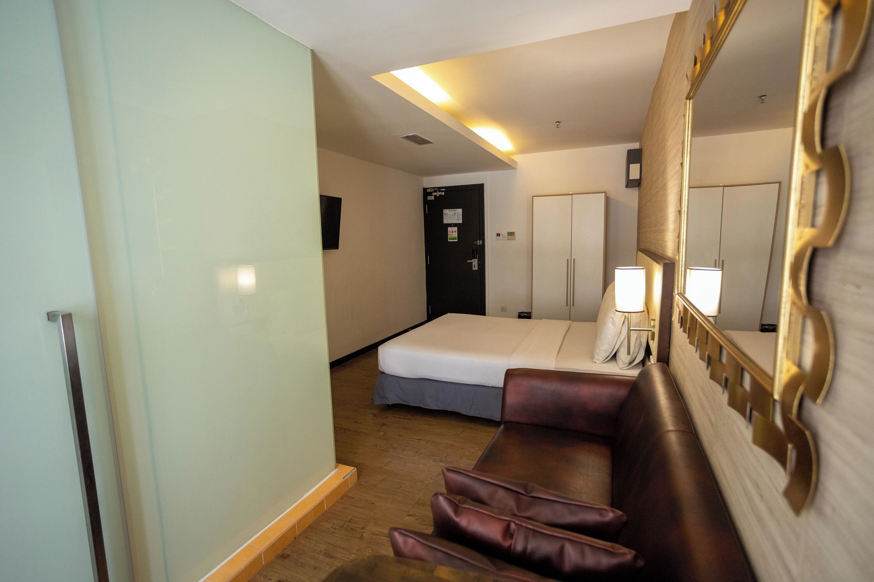 Habitación doble Club | Caja de seguridad en la habitación y escritorio 
