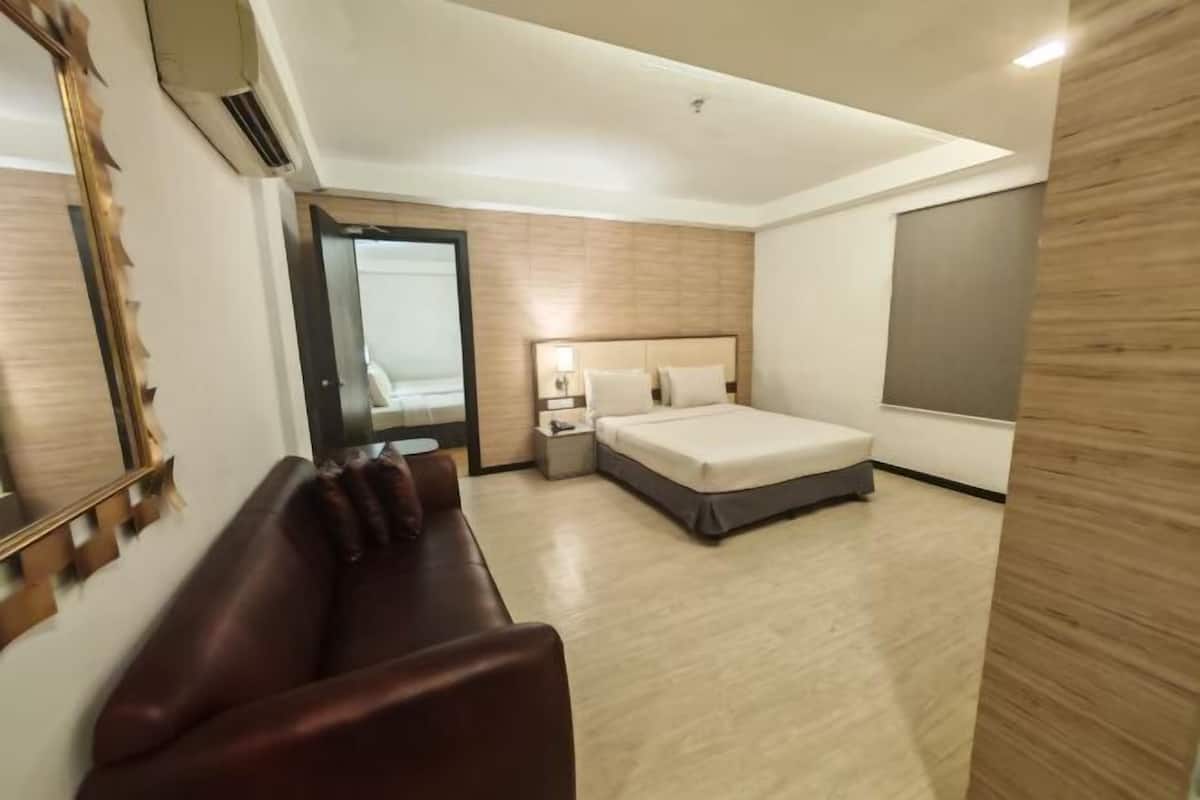 1 Schlafzimmer, Zimmersafe, Schreibtisch, laptopgeeigneter Arbeitsplatz