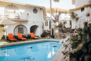 Outdoor pool, open 9 AM to 7:00 PM, pool loungers - Hotel Ilebal Cuernavaca Centro - un lugar con encanto (Cuernavaca)