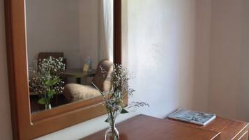 Habitación superior | Ropa de cama de alta calidad y caja de seguridad en la habitación