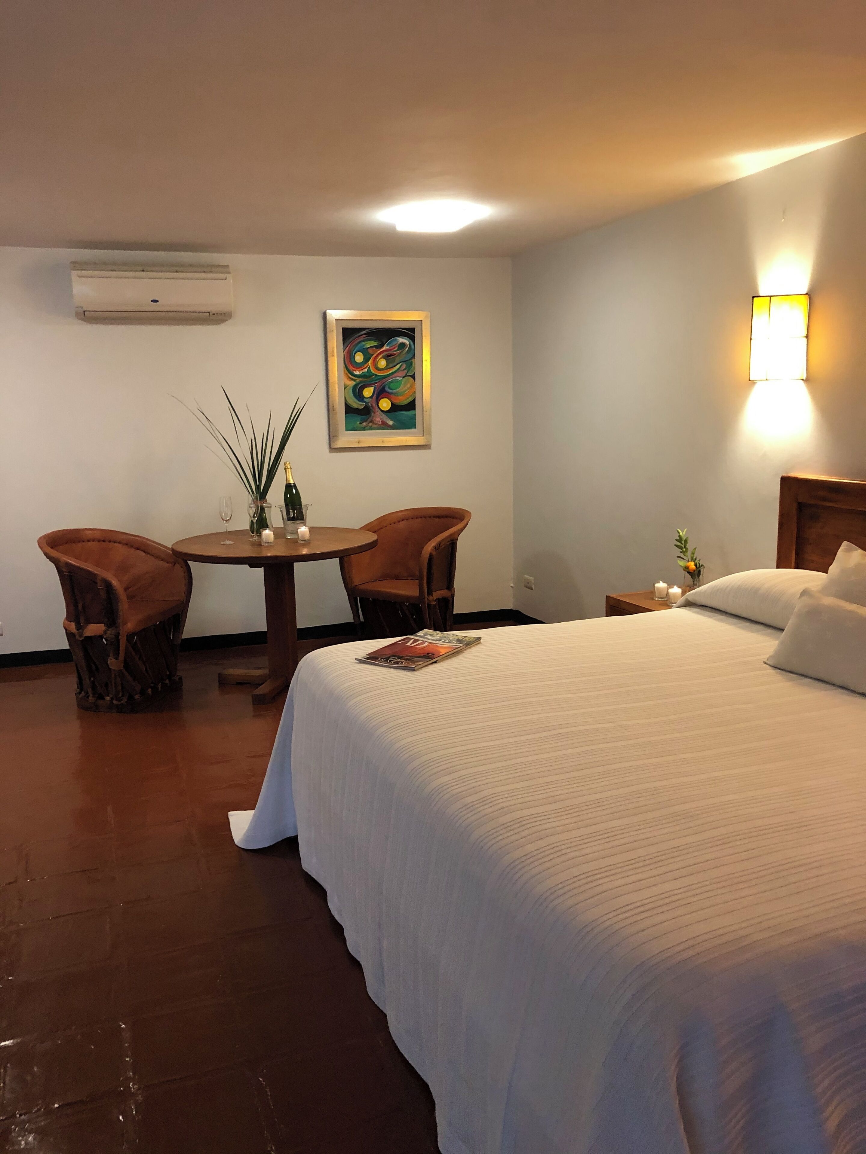 Ropa de cama de alta calidad y caja de seguridad en la habitación 