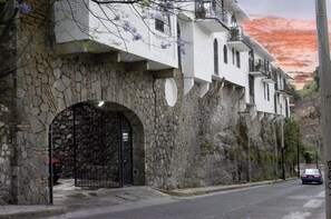 Vista frontal de la propiedad