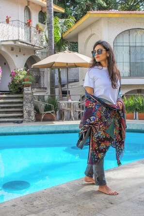 Alberca al aire libre, acceso de 09:00 a 19:00, y camastros 