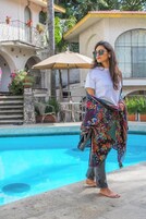 Açık yüzme havuzu, 9 ve 19 saatleri arasında açık, şezlonglar 