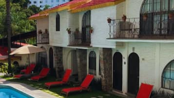 Una piscina al aire libre (de 09:00 a 19:00), tumbonas