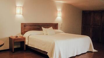 Habitación superior | Ropa de cama de alta calidad y caja de seguridad en la habitación