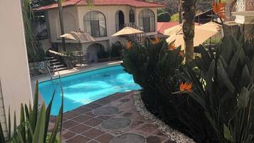 Piscina externa, funciona das 9h às 19h, espreguiçadeiras
