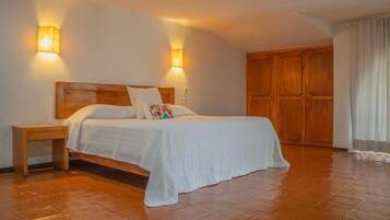 Quarto premier | Roupas de cama premium, cofres nos quartos, individualmente mobiliados