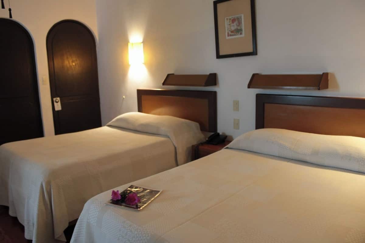 Ropa de cama de alta calidad y caja de seguridad en la habitación