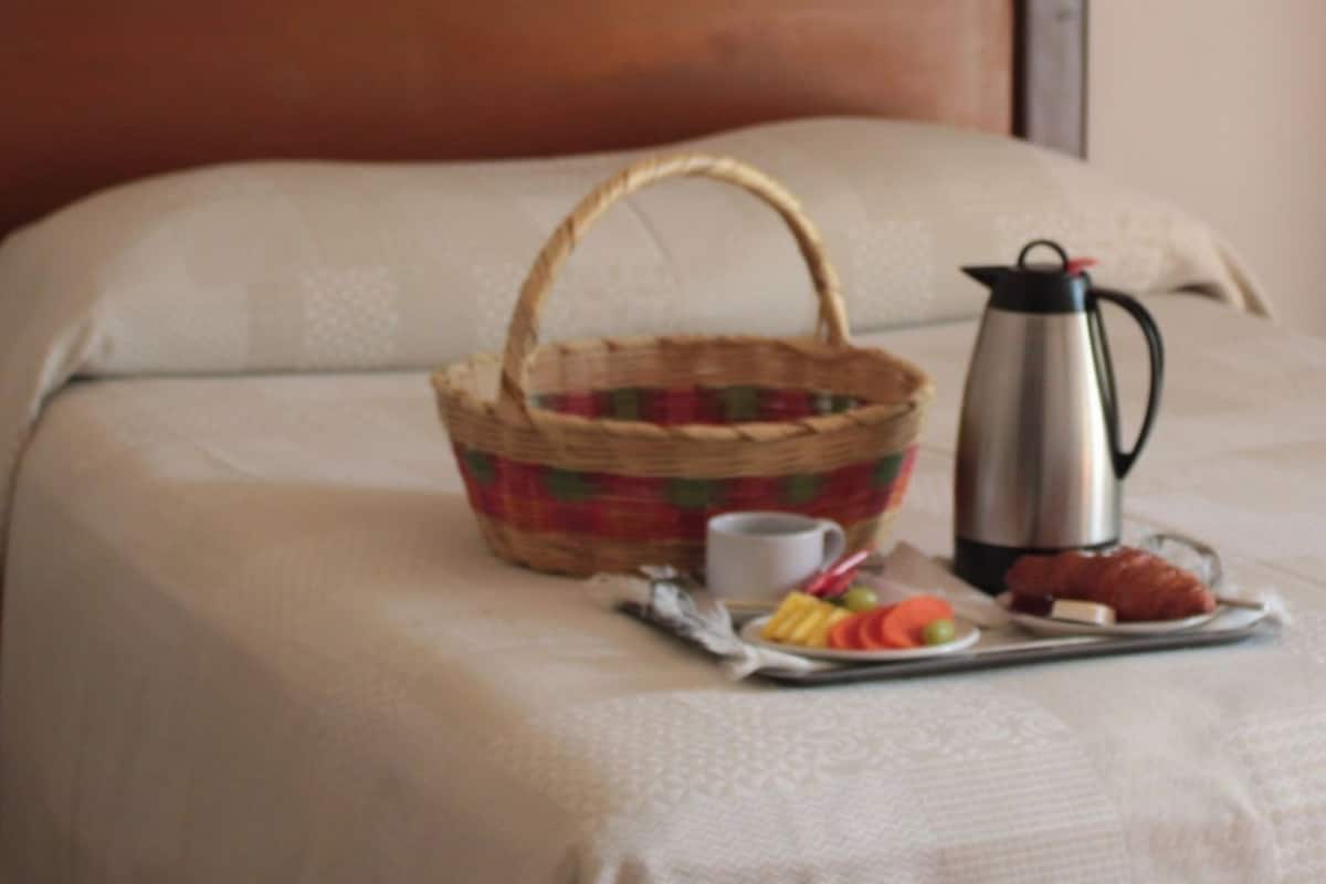 Ropa de cama de alta calidad y caja de seguridad en la habitación