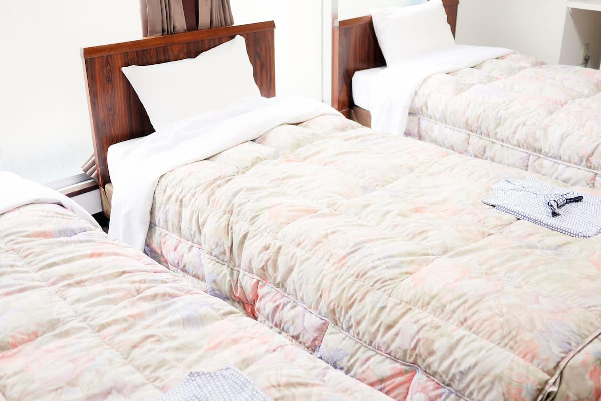 Habitación triple, para no fumadores | Cortinas blackout, wifi gratis y ropa de cama