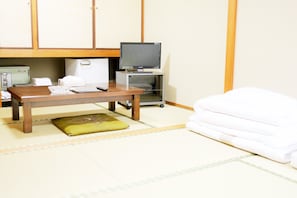 Japanese Style Room, 16sqm, Shared Bath, Smoking | Living area