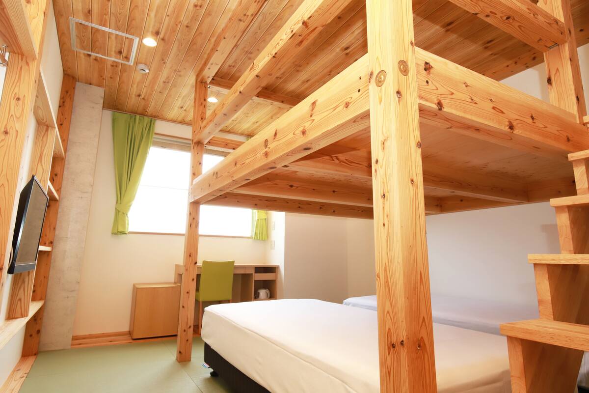Habitación cuádruple básica, varias camas, no fumadores, frigorífico | Cortinas opacas, wifi gratis, ropa de cama