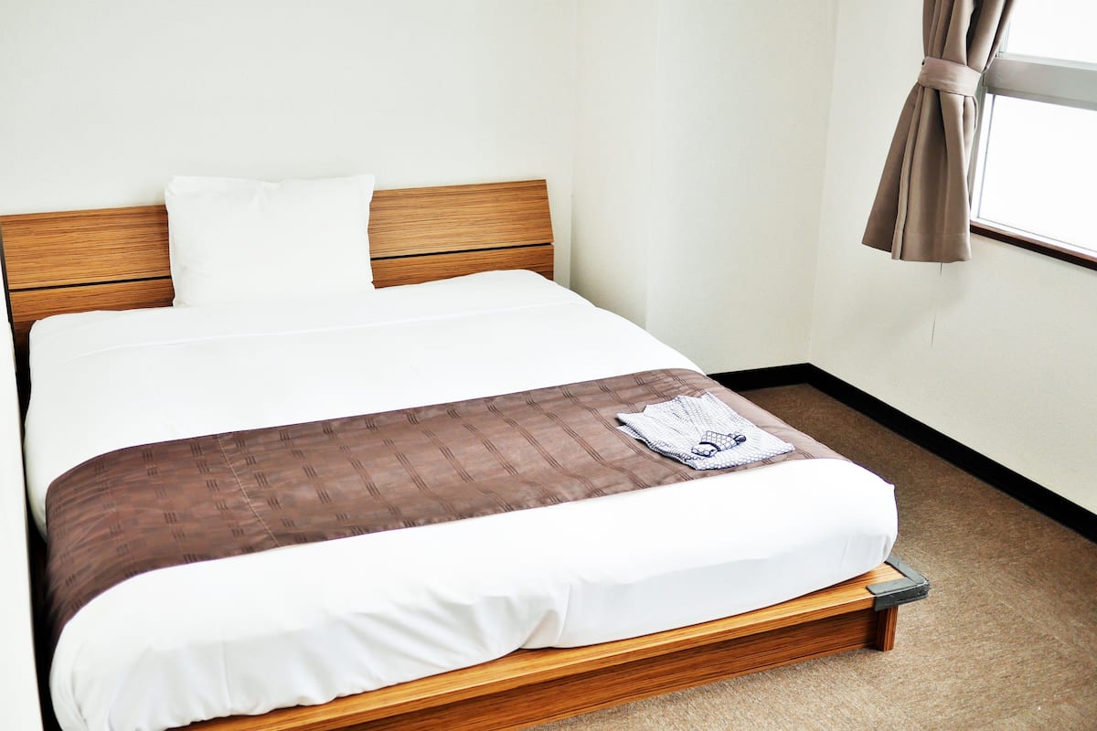 Habitación individual Deluxe, para no fumadores | Cortinas blackout, wifi gratis y ropa de cama