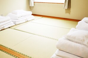 Chambre Tradition, futon japonais, fumeurs, salle de bains commune (16 square meters) | Rideaux occultants, Wi-Fi gratuit, draps fournis