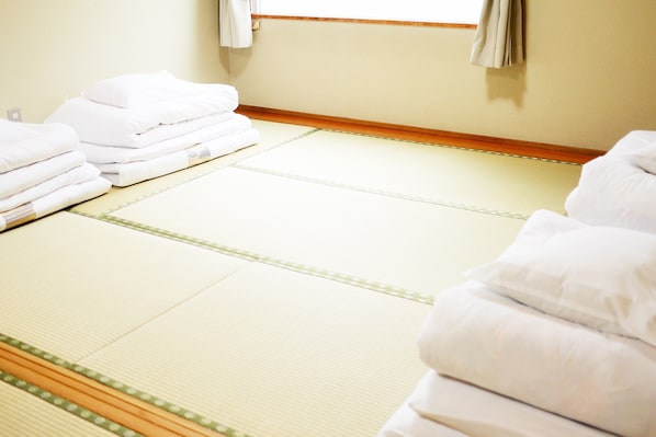 Tradisjonelt rom, japansk futon, røyk, delt bad (16 square meters) | Blendingsgardiner, wi-fi (inkludert) og sengetøy