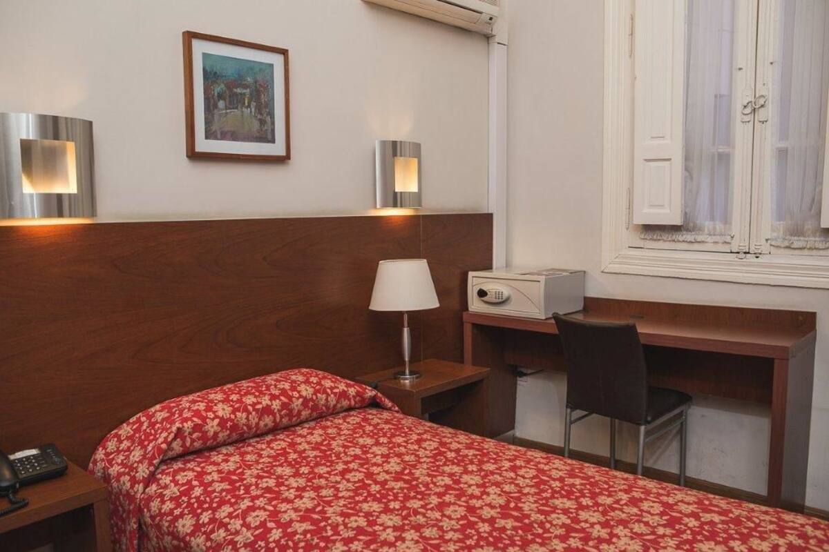 Habitación individual superior | Minibar, caja fuerte, cunas gratuitas y wifi gratis