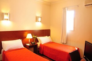 Minibar, in-room safe, free cribs/infant beds, free WiFi - Gran Hotel Victoria Cordoba (Córdoba)