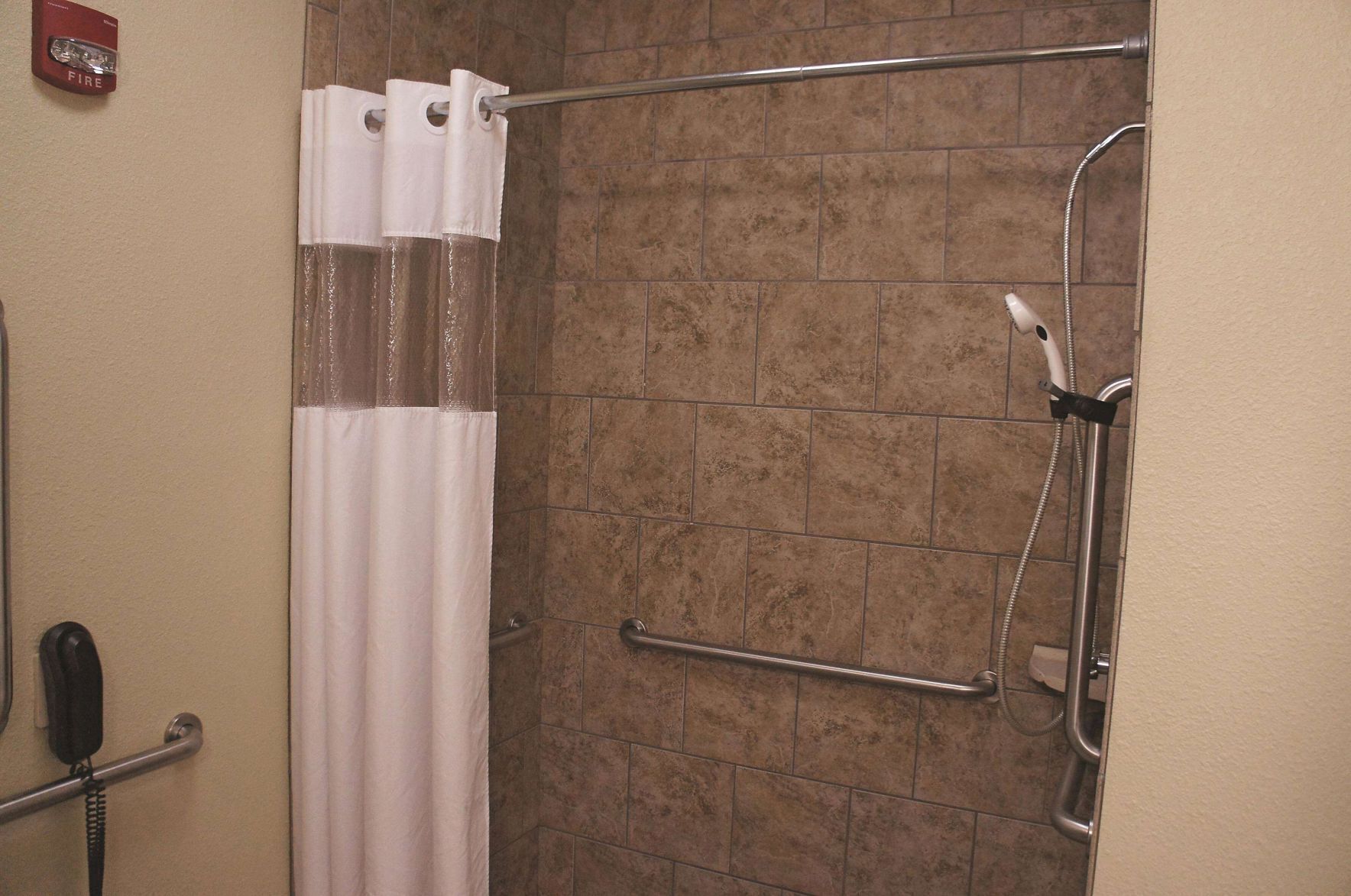 Salle de bain | Ensemble baignoire-douche, articles de toilette (gratuits)