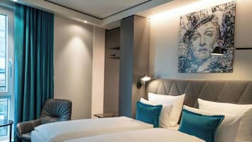 ملاءات للفراش لا تسبب الحساسية وألحفة محشوة بالريش وخزنة داخل الغرفة