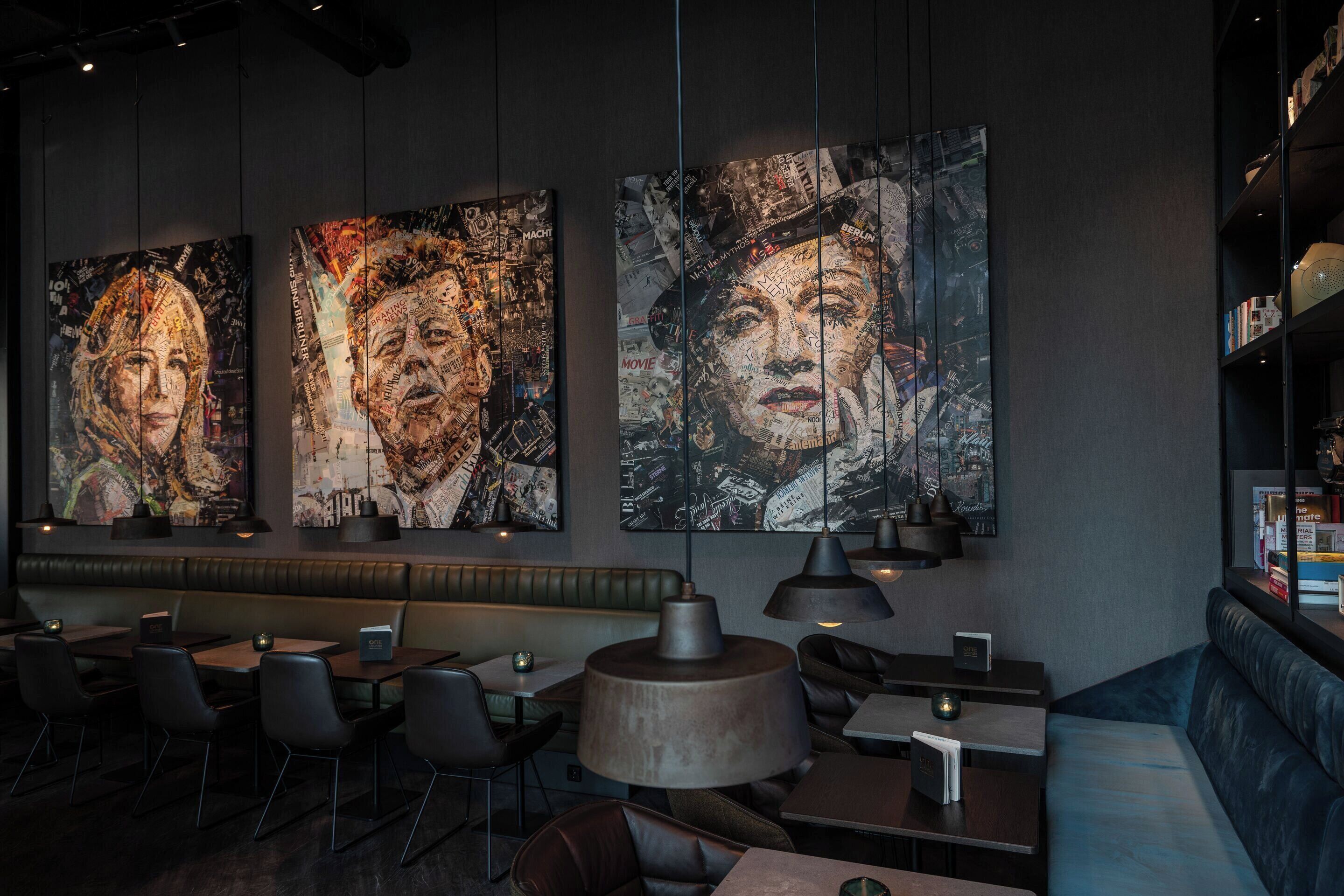 Ein Restaurantinneres mit einer langen Theke, Sitzecken und Pendelleuchten.