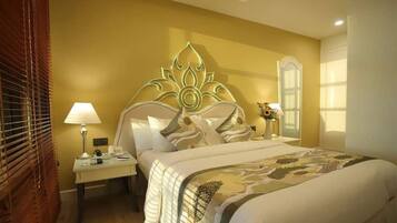 Tremannsrom – familie | Senger med overmadrass, minibar, safe på rommet og skrivebord