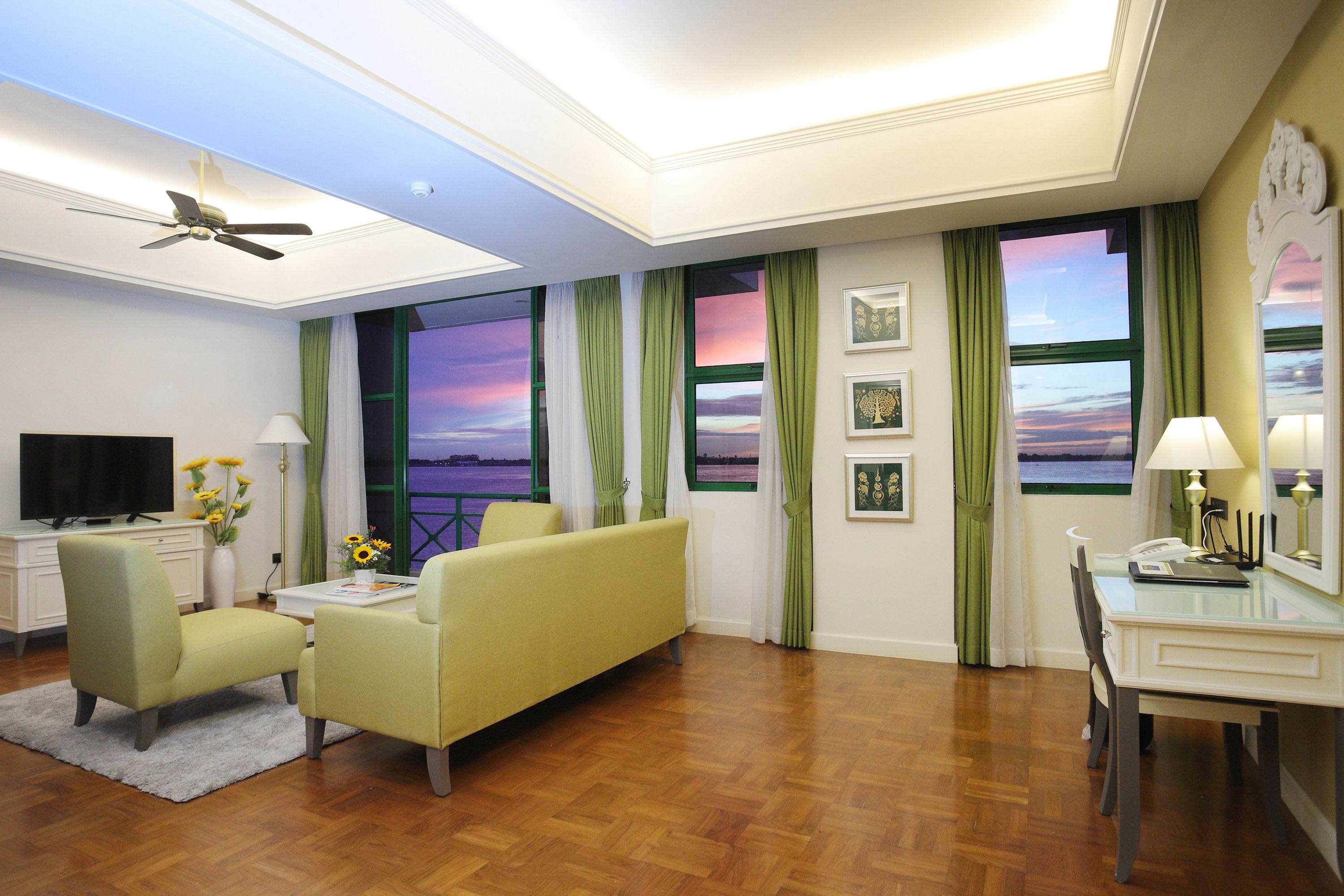 32-inch LCD TV with satellite channels, TV, fireplace