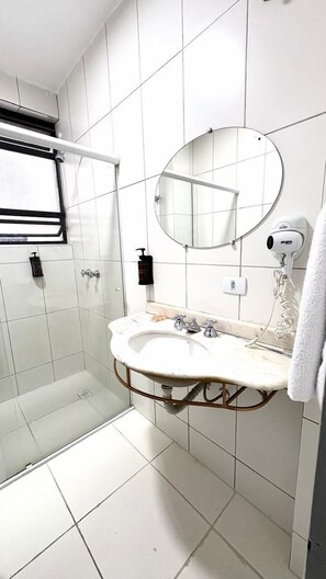Superior-Zimmer, 3 Einzelbetten | Badezimmer