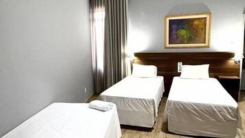 Habitación superior, 3 camas individuales | Baño | Ducha, secador de pelo y toallas