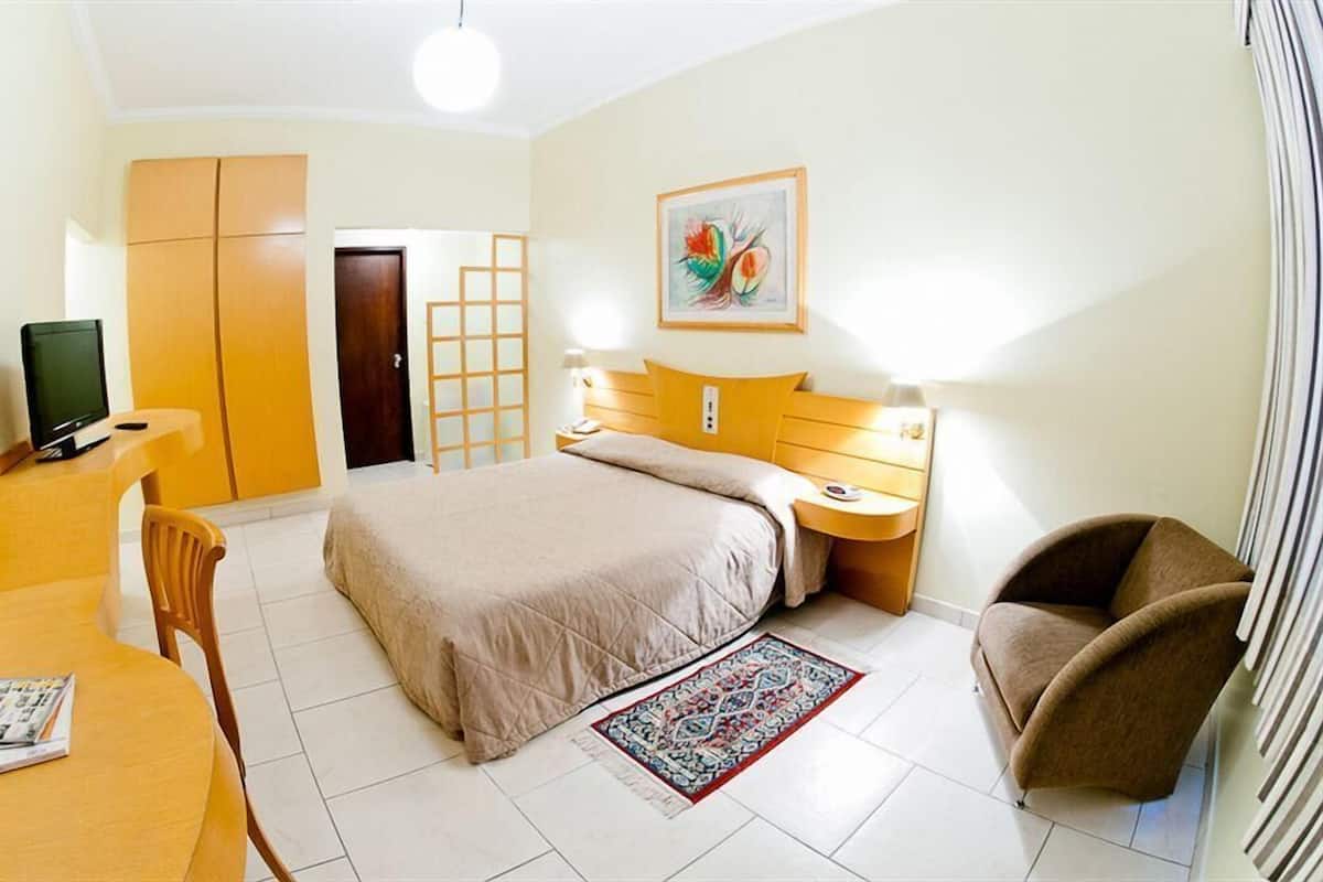 Minibar, coffre-fort, accès au Wi-Fi (inclus), literie fournie