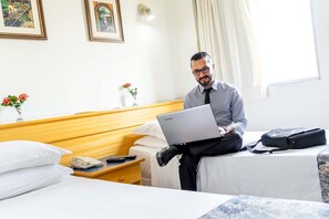 Down comforters, in-room safe, desk, cribs/infant beds - Itapetinga Hotel (Atibaia)
