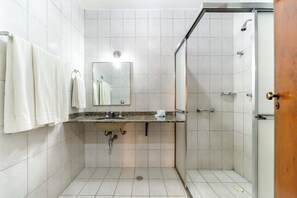 Bathroom | Shower, hair dryer - Itapetinga Hotel (Atibaia)