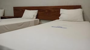 Chambre Triple Premium | Minibar, coffres-forts dans les chambres, bureau