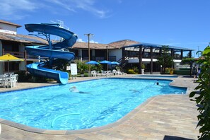 3 ulkouima-allasta, aurinkovarjoja, aurinkotuoleja