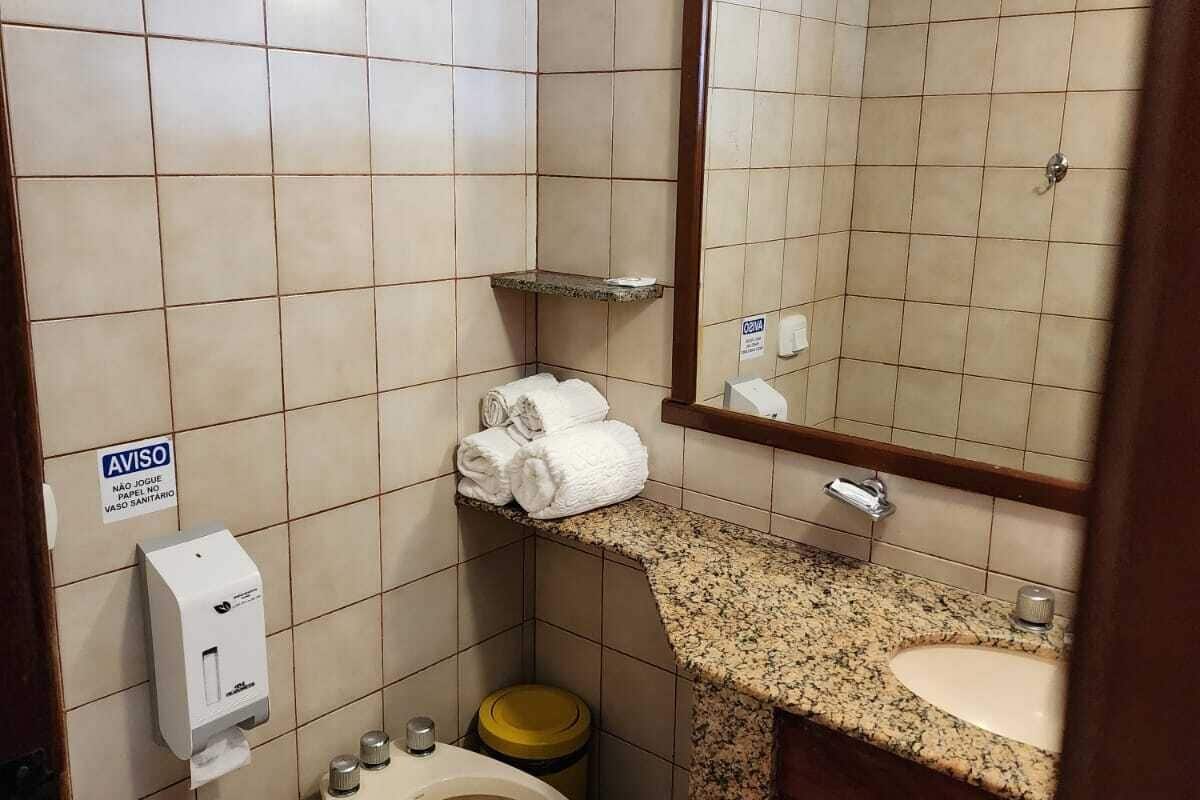 standard double room, 1 double bed, pool view | bathroom | shower, hair dryer, bidet, towels