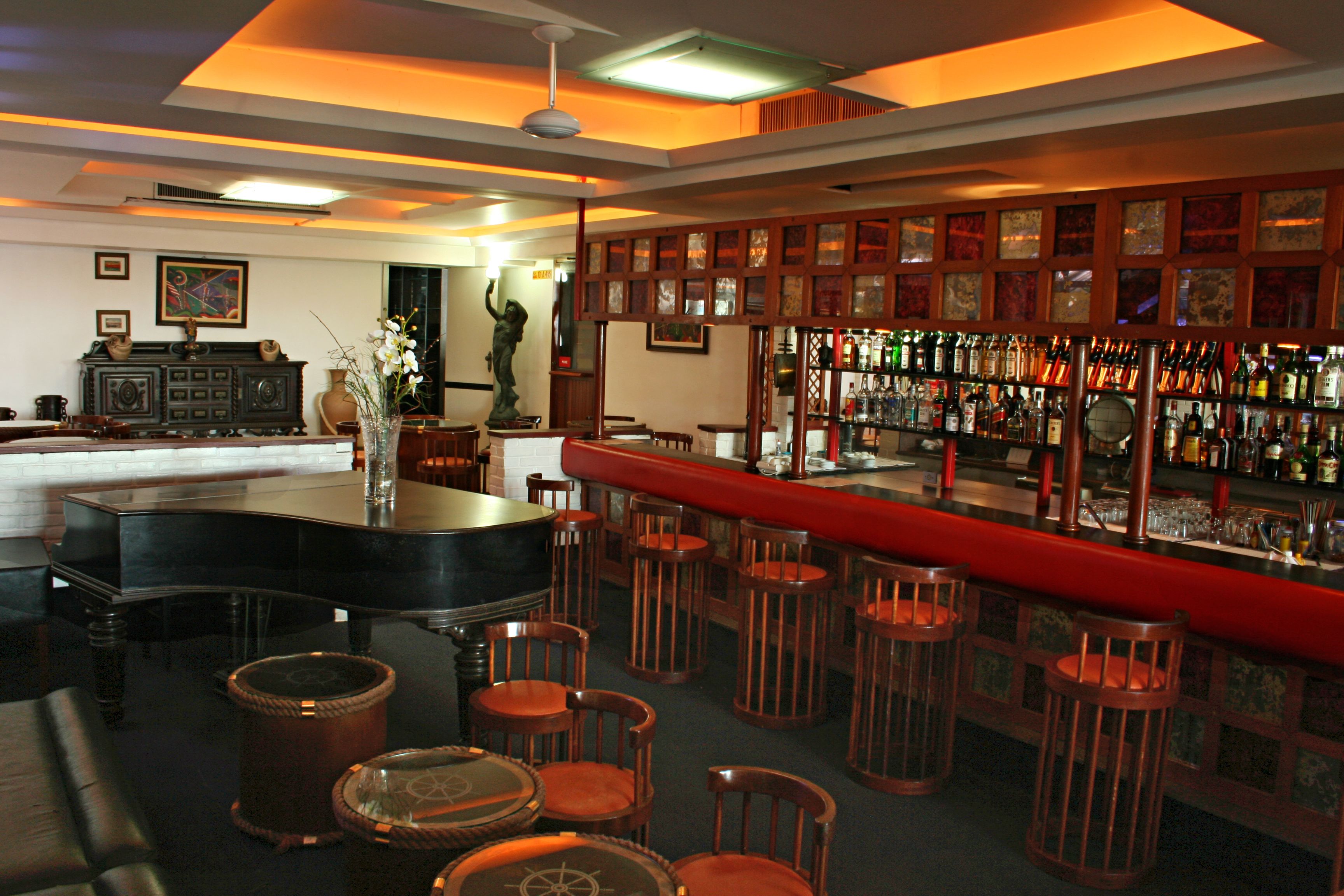 2 bars/lounges, poolside bar